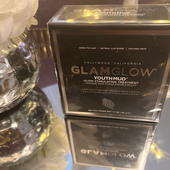 GlamGlow YOUTHMUD Glow Stimulating & Exfoliating Treatment - Picture 2 of 6